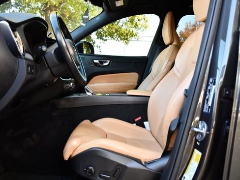 Used 2022 Volvo XC60 B5 Inscription w/ Protection Package Premier image 13