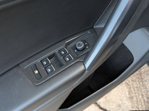 Used 2021 Volkswagen Tiguan SE image 23