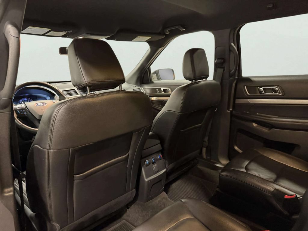 Used 2018 Ford Explorer XLT w/ Equipment Group 202A AWD/4WD image 18
