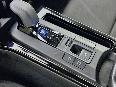 Used 2025 Toyota Prius LE FWD image 25