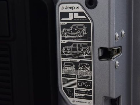 Used 2018 Jeep Wrangler Unlimited Sahara image 24