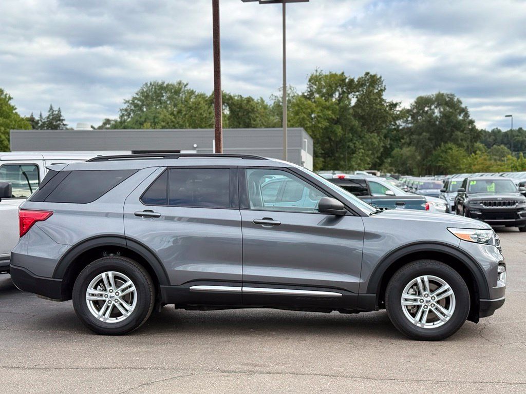 Used 2024 Ford Explorer XLT w/ Equipment Group 202A AWD/4WD image 30