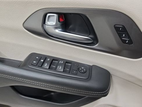Used 2024 Chrysler Pacifica Touring-L FWD image 28
