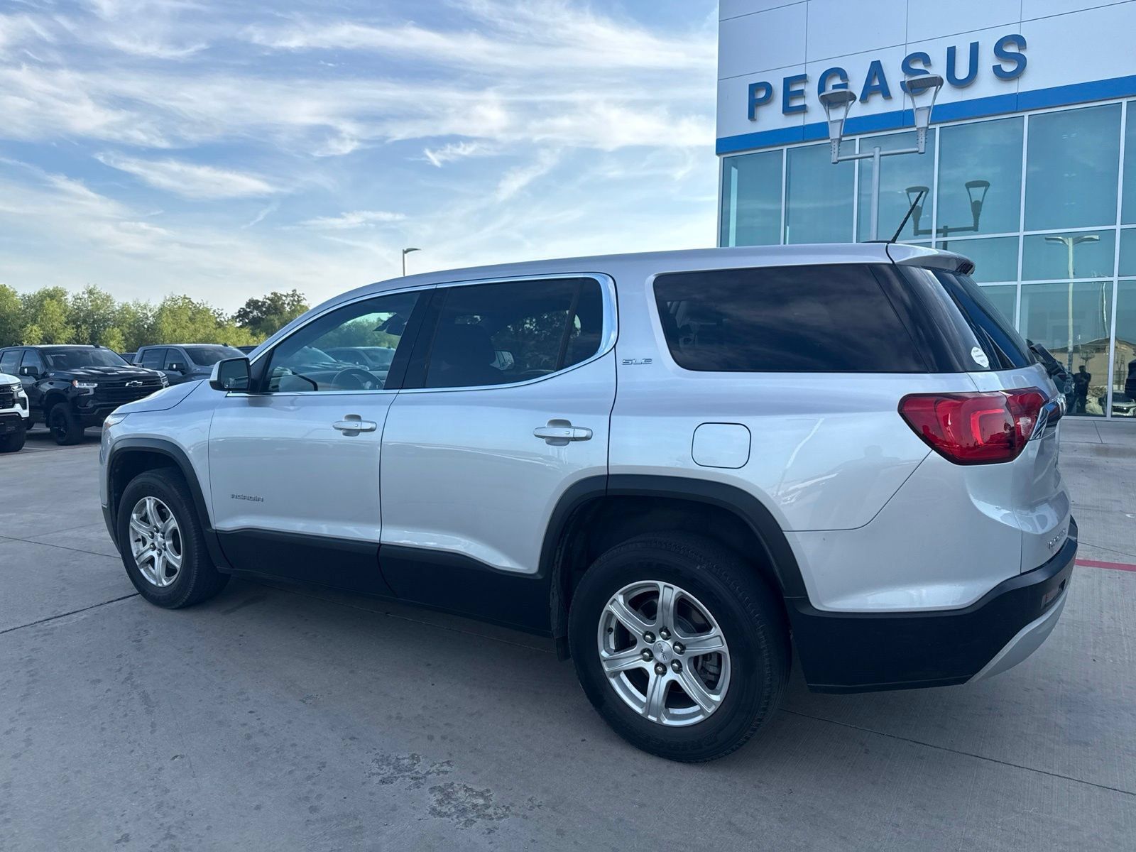 Used 2019 GMC Acadia SLE w/ LPO, Cargo Package FWD image 3