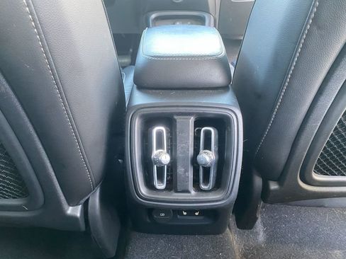 Used 2023 Volvo XC40 B5 Plus image 28