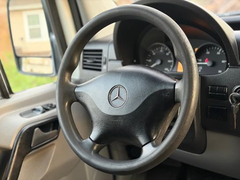 Used 2018 Mercedes-Benz Sprinter 2500 image 21