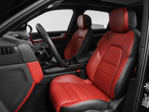 Certified 2024 Porsche Cayenne AWD/4WD image 5
