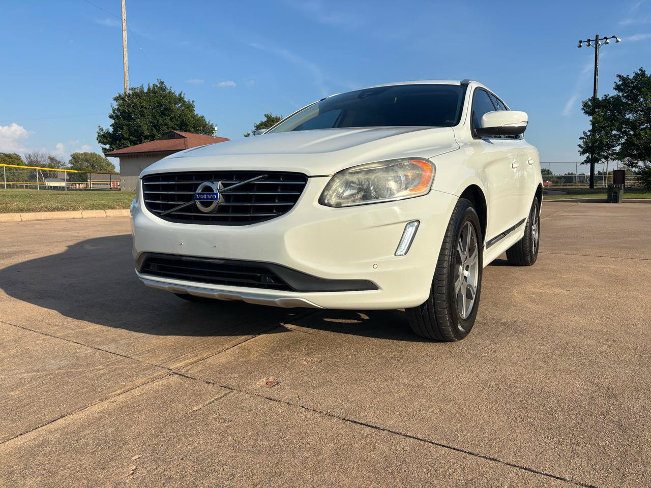 Used 2015 Volvo XC60 T6 w/ Proximity Package FWD image 3