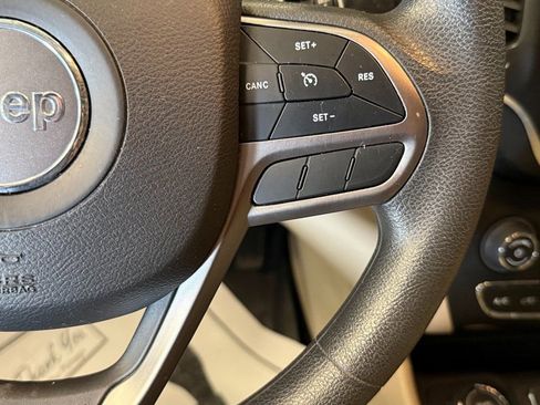 Used 2021 Jeep Cherokee Latitude w/ Mobile Office Group image 11