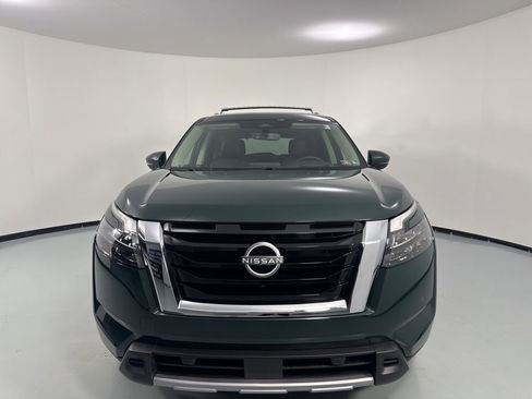 Used 2025 Nissan Pathfinder Platinum image 2