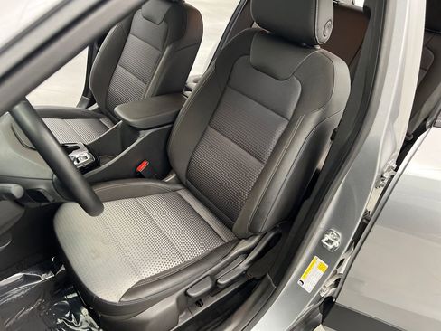 Used 2025 Chevrolet Trax LT w/ LT Convenience Package FWD image 9