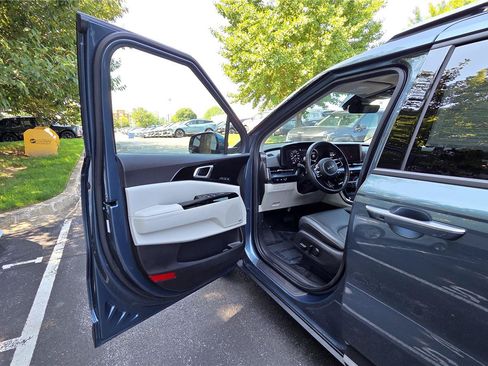 Certified 2024 Kia Carnival SX Prestige FWD image 12