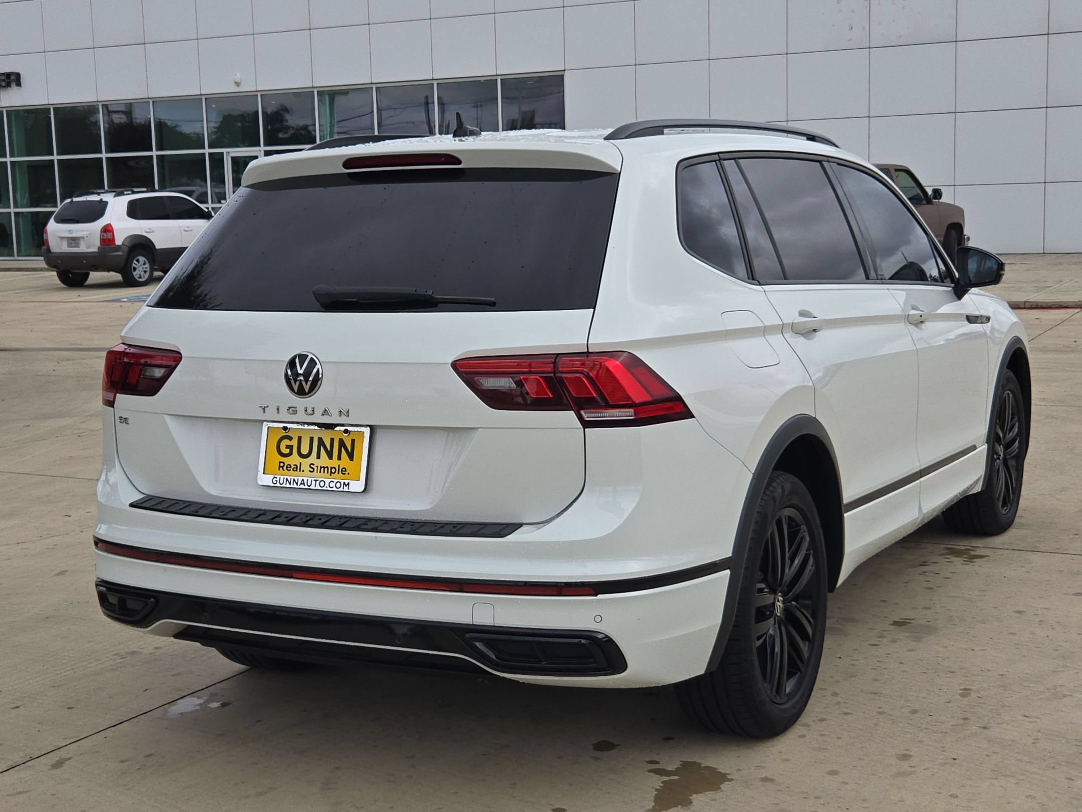 Used 2022 Volkswagen Tiguan SE R-Line FWD image 3
