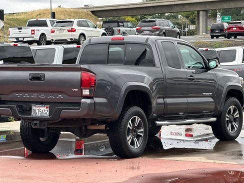 Used 2018 Toyota Tacoma TRD Sport w/ Technology Package RWD image 4