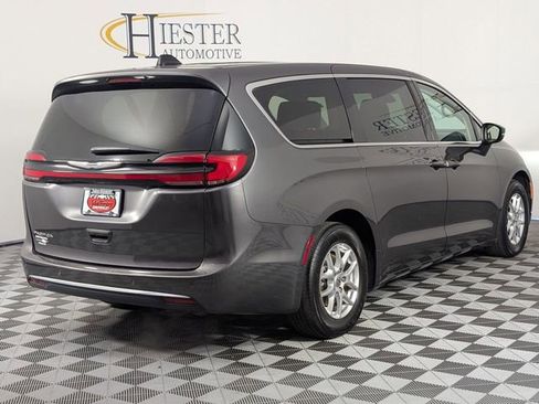 Used 2023 Chrysler Pacifica Touring-L image 7