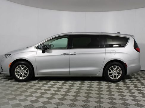 Used 2024 Chrysler Pacifica Touring-L FWD image 36