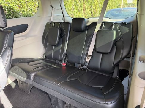 Used 2023 Chrysler Pacifica Touring-L image 30