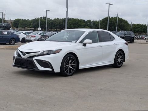 Used 2024 Toyota Camry SE FWD image 9