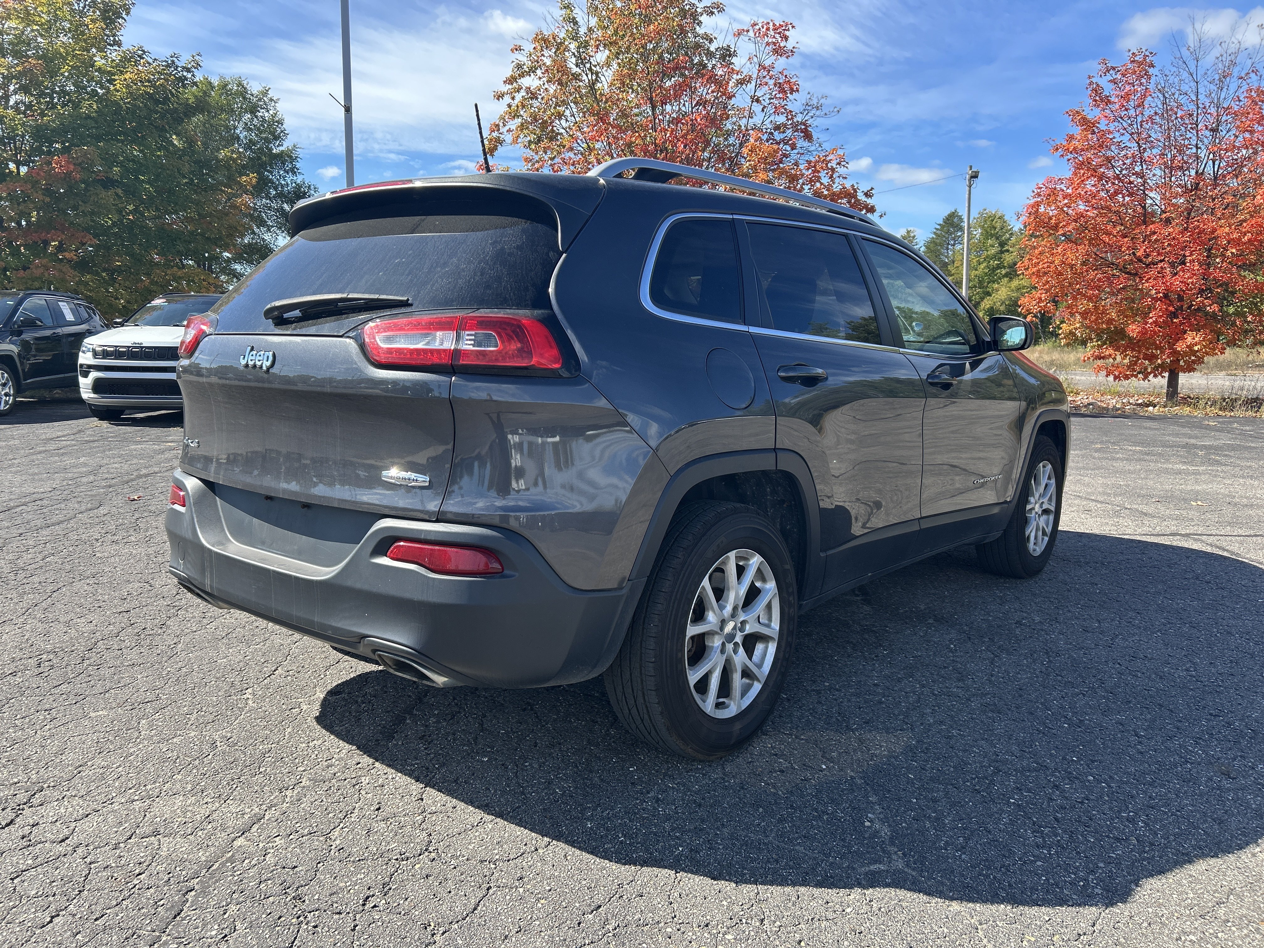 Used 2017 Jeep Cherokee Latitude w/ Cold Weather Group AWD/4WD image 4