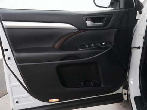 Used 2018 Toyota Highlander XLE AWD/4WD image 21
