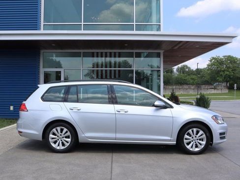 Used 2017 Volkswagen Golf S image 2