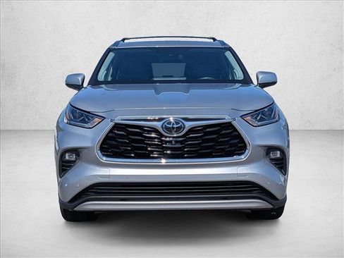 Used 2020 Toyota Highlander Platinum AWD/4WD image 2
