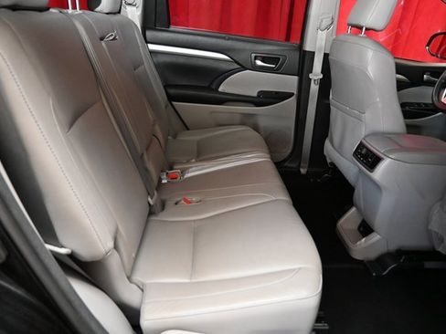 Used 2015 Toyota Highlander XLE image 12