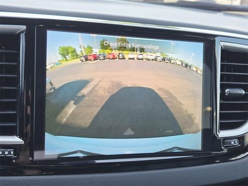 Used 2024 Chrysler Pacifica Touring-L image 28