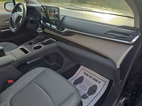 Certified 2024 Toyota Sienna XLE image 30
