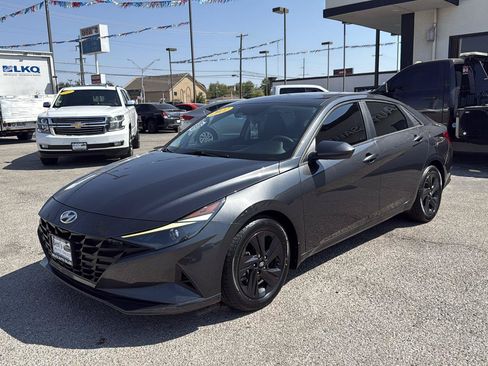 Used 2022 Hyundai Elantra SEL FWD image 2