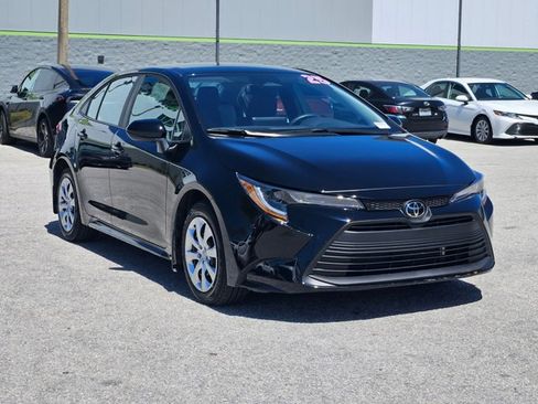 Used 2025 Toyota Corolla LE image 3
