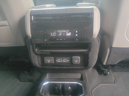 Used 2023 Jeep Wagoneer Series II w/ Flexible Seating Group AWD/4WD image 9