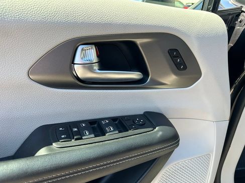 Used 2023 Chrysler Pacifica Touring-L FWD image 11