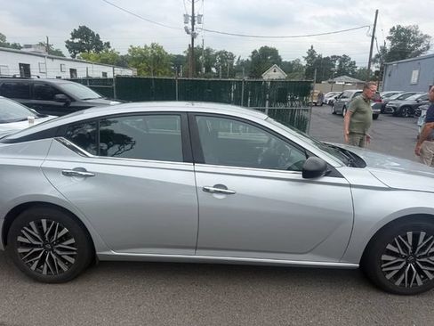 Used 2024 Nissan Altima 2.5 SV FWD image 3