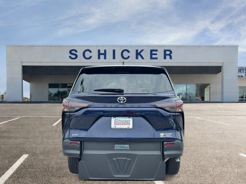 Used 2026 Toyota Sienna LE FWD image 4