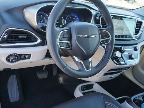 Used 2024 Chrysler Pacifica Touring-L image 12