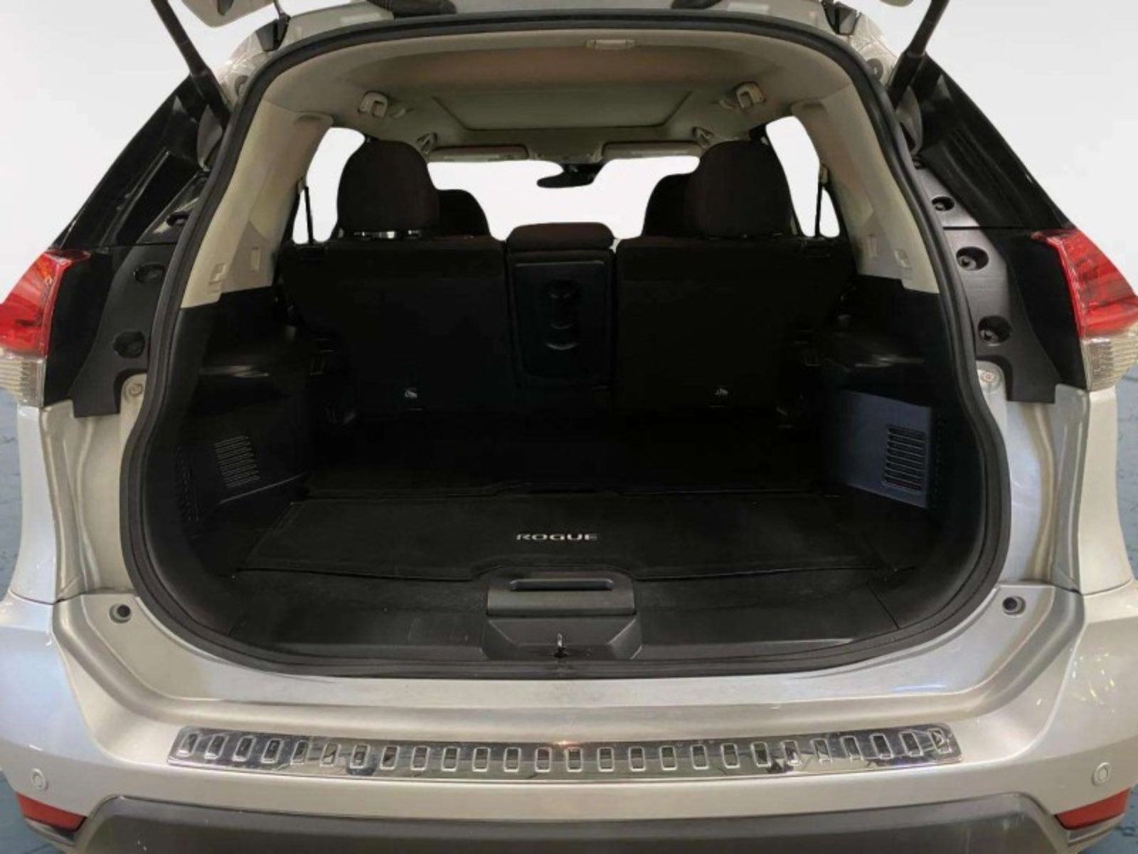 Used 2020 Nissan Rogue SV w/ Sun & Sound Touring Package AWD/4WD image 37