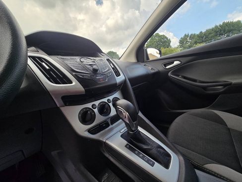 Used 2014 Ford Focus SE FWD image 21