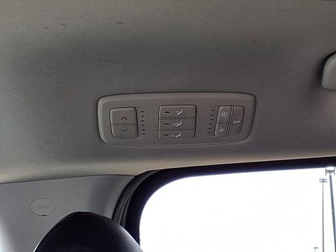 Used 2023 Kia Carnival LX image 16