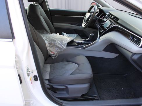 Used 2018 Toyota Camry LE image 11