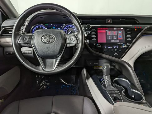 Used 2020 Toyota Camry XLE image 18