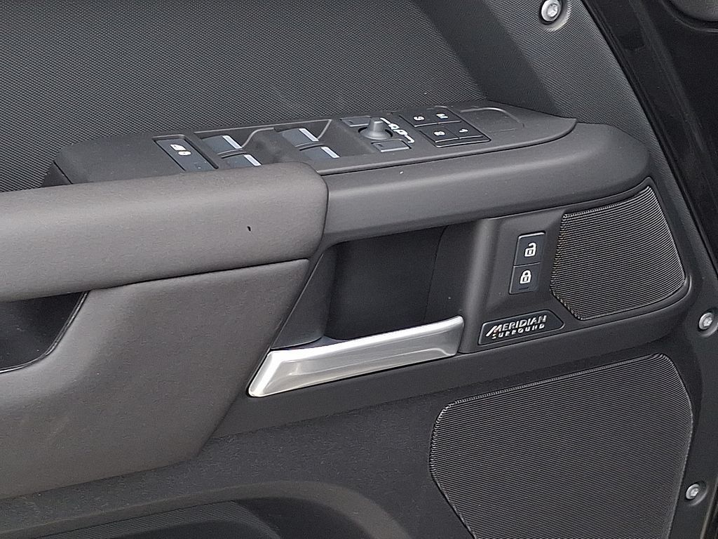 New 2026 Land Rover Defender 110 X-Dynamic SE AWD/4WD image 8