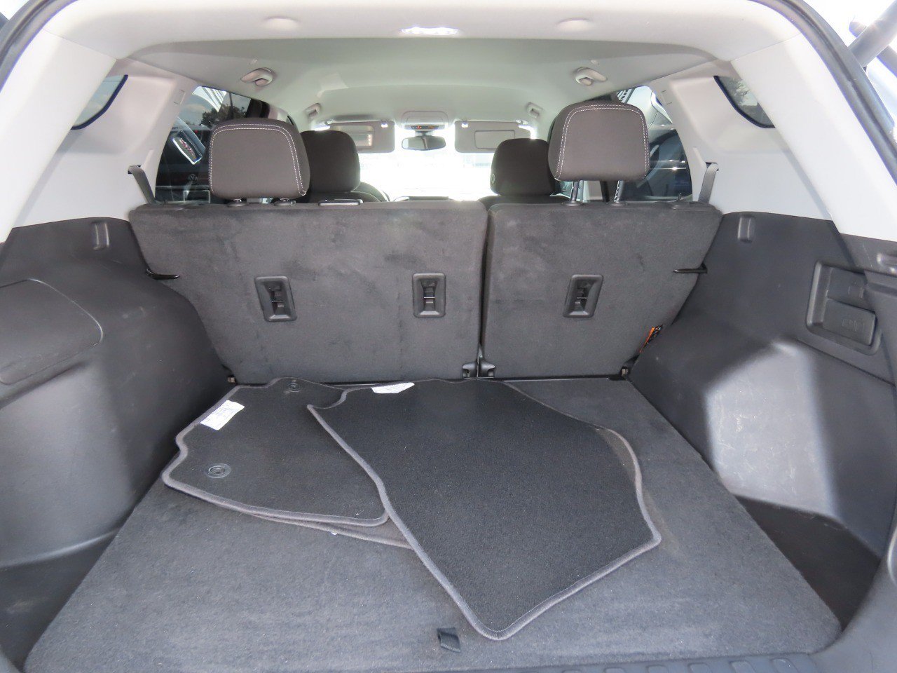 Used 2024 GMC Terrain SLE w/ Driver Convenience Package FWD image 14
