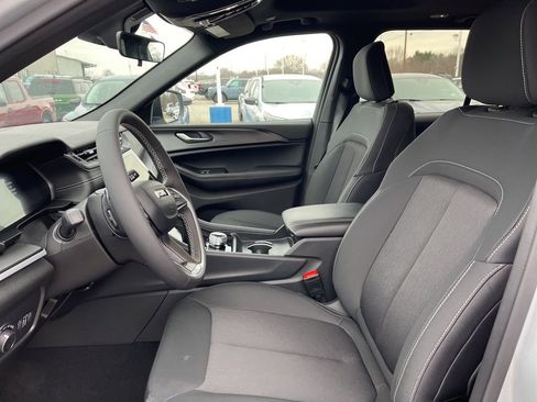 Used 2025 Jeep Grand Cherokee Laredo X image 13