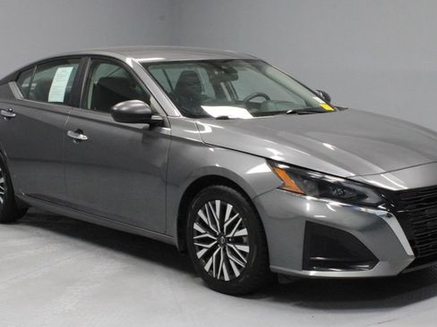 Certified 2024 Nissan Altima 2.5 SV FWD image 1