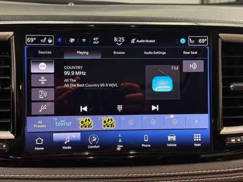 Used 2022 Chrysler Pacifica Touring-L w/ Uconnect Theater Family Group image 14