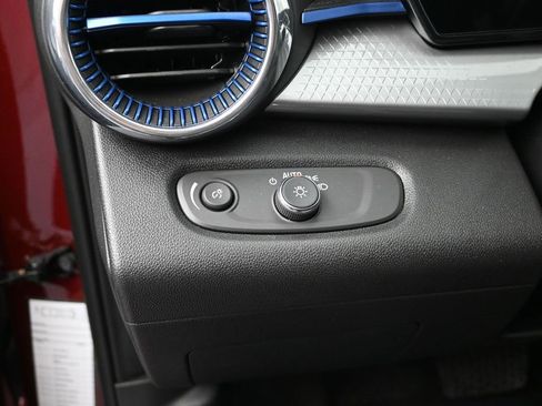 Certified 2025 Chevrolet Trax LT w/ LT Convenience Package image 13