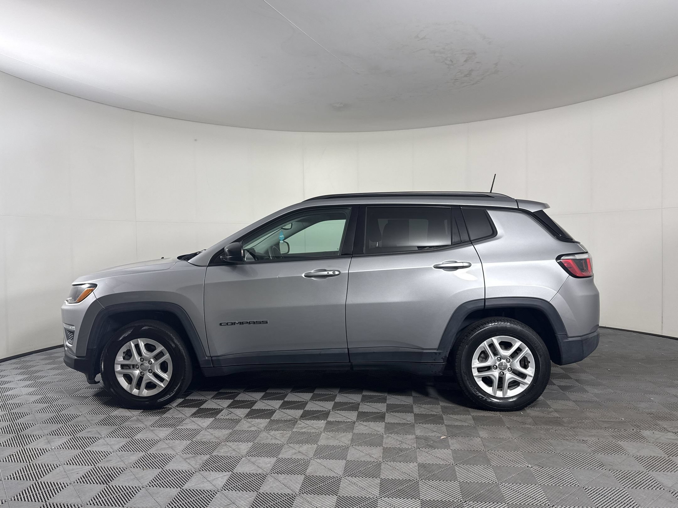 Used 2018 Jeep Compass Sport w/ Tech Group FWD image 2