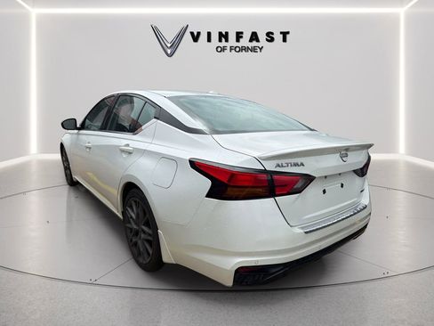 Used 2023 Nissan Altima 2.0 SR FWD image 2
