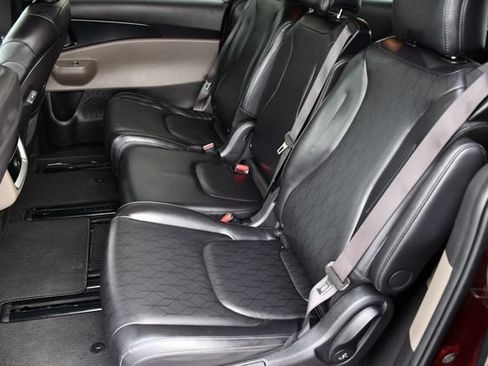 Used 2025 Kia Carnival FWD image 18